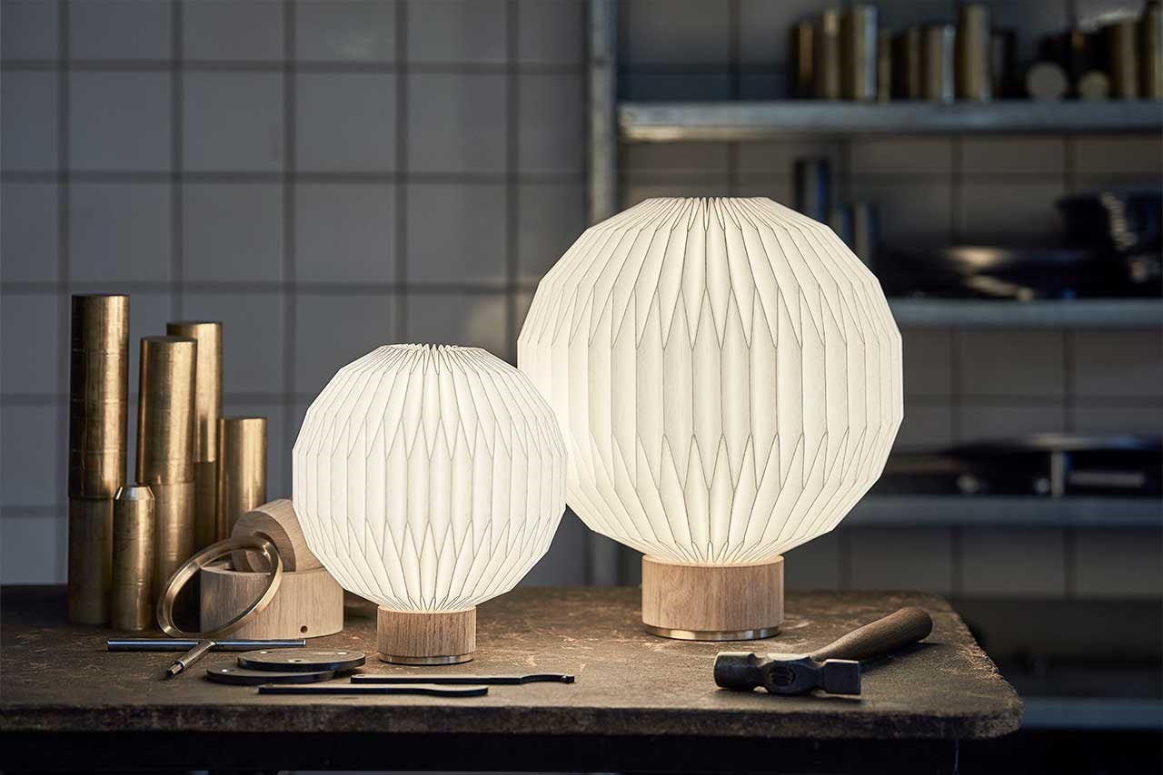 LeKlint375_table_lamp_small+medium_lightoak_paper_lifestyle1
